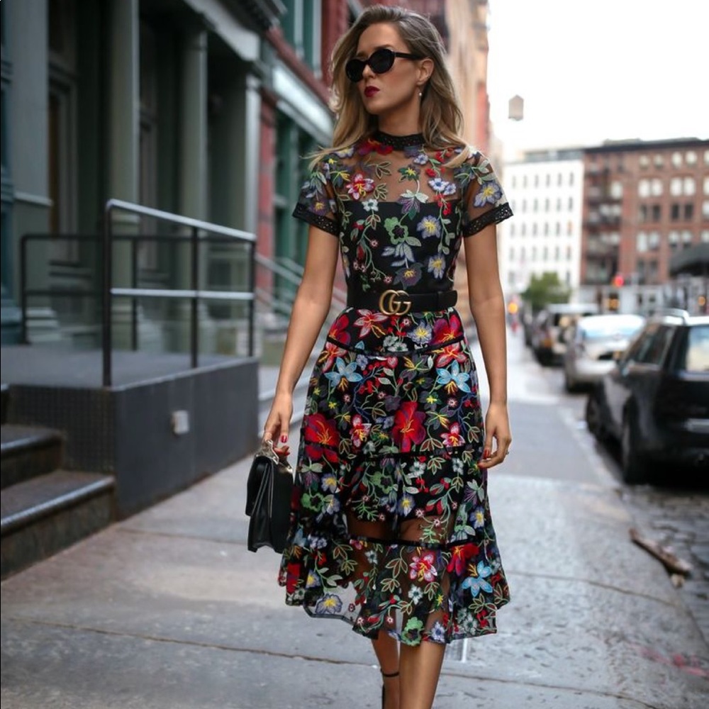 Embroidery O-neck short sleeve dress